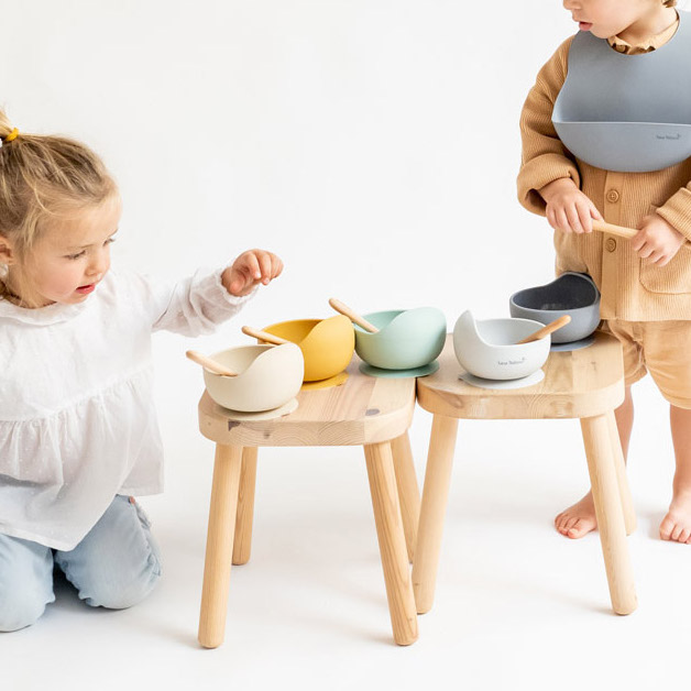 gruppo bambini che gioca con ciotole di silicone saro colorate